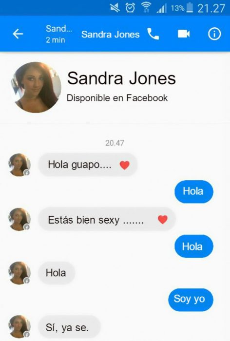 Conversación de facebook azul y gris con canción de Adele hello 