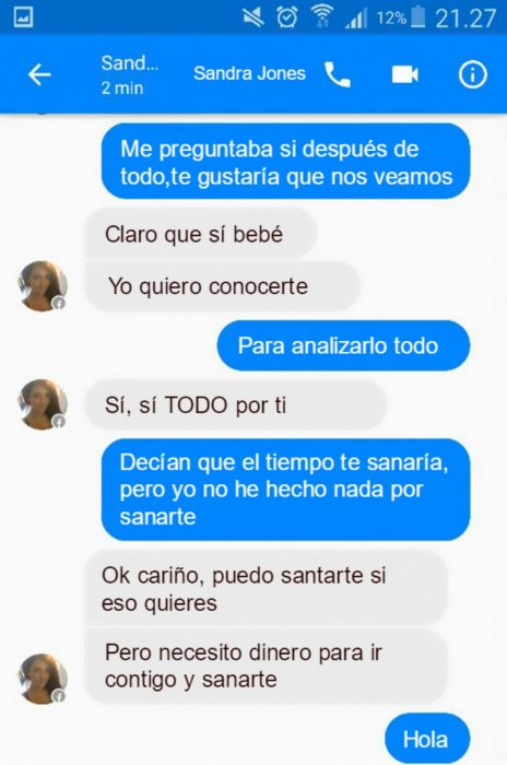 Conversación de facebook azul y gris con canción de Adele hello 