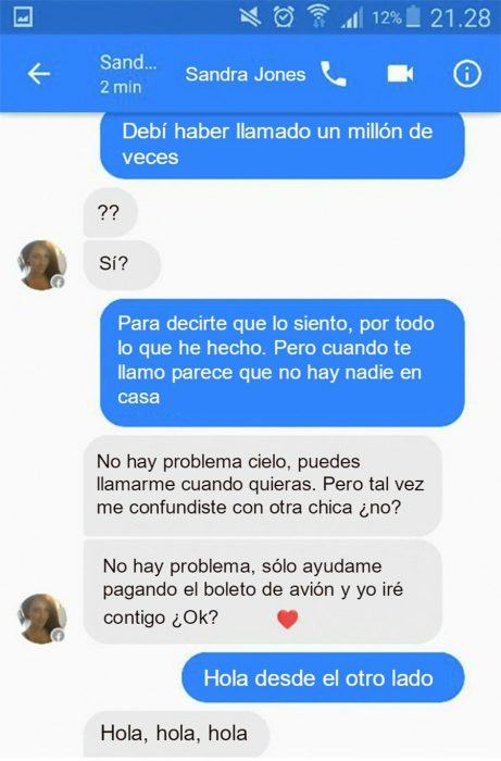 Conversación de facebook azul y gris con canción de Adele hello