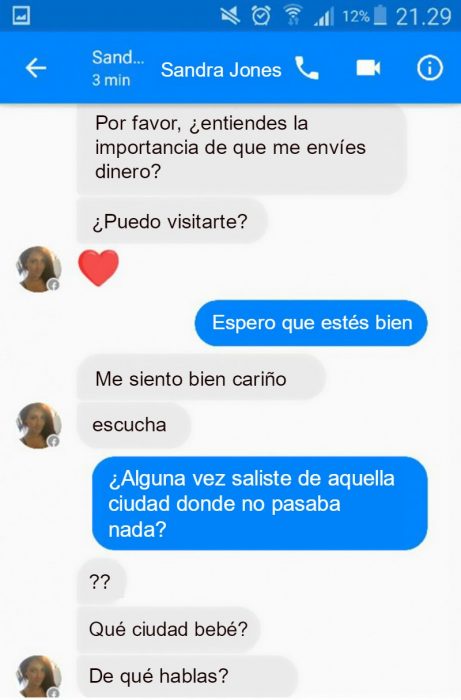 Conversación de facebook azul y gris con canción de Adele hello 