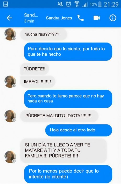 Conversación de facebook azul y gris con canción de Adele hello