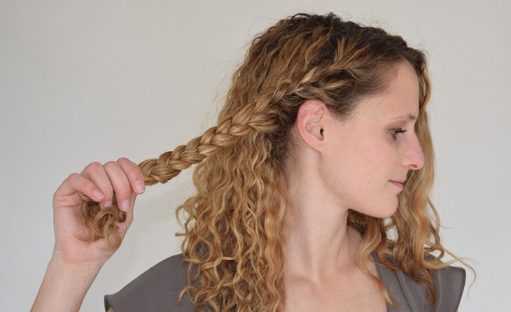 mujer rubia con trenza y rizos 