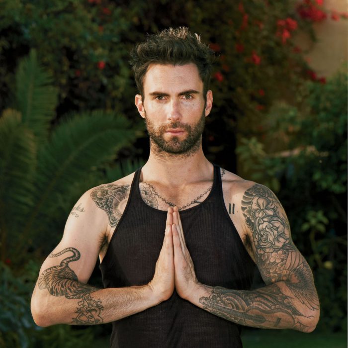 Adam Levine meditando.