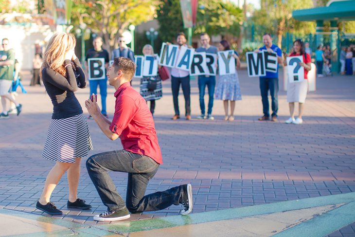 joven pidiendo matrimonio en Disney. 