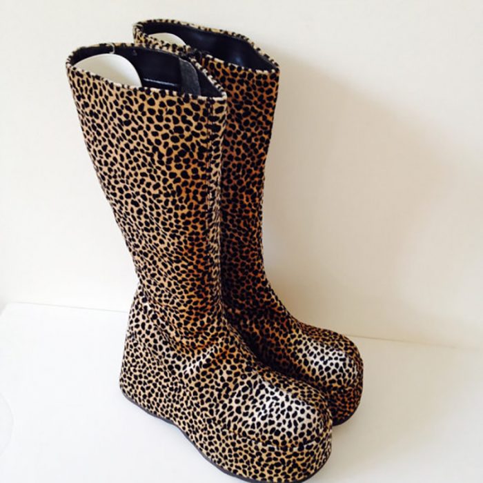 botas de terciopelo y estampado de leopardo 