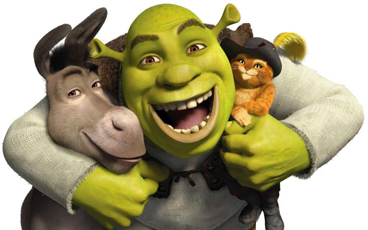 Shrek abrazando a sus dos amigos. 