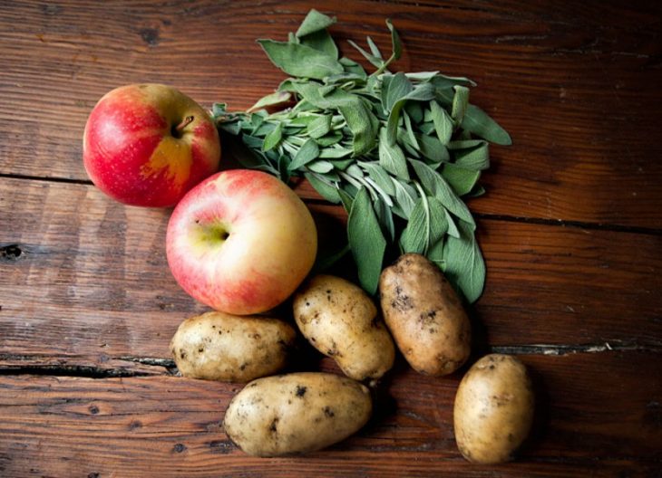 manzanas con papas en una mesa 