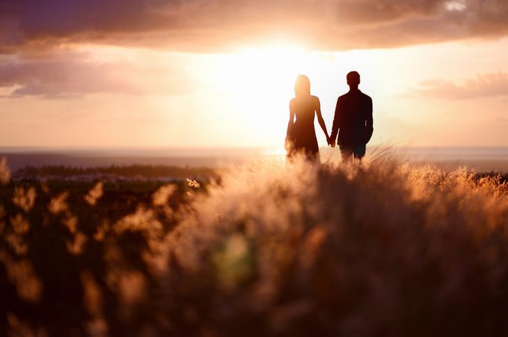 Pareja en un atardecer. 