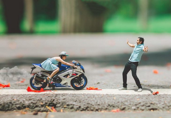 pareja en escenario miniatura con motocicleta 