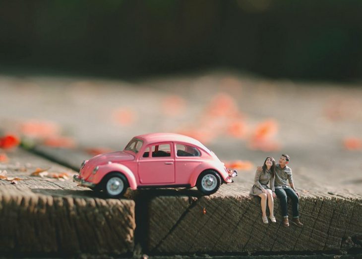 pareja en escenario miniatura coche rosa 