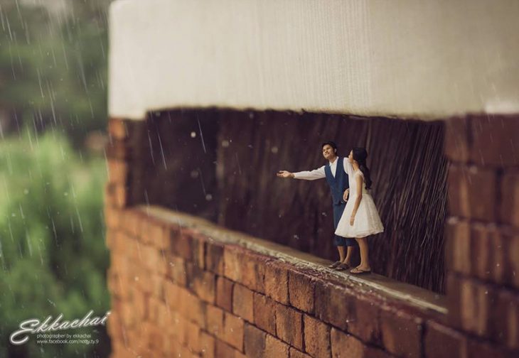 pareja en escenario miniatura bajo techo y la lluvia 