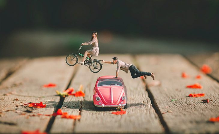 pareja en escenario miniatura coche rosa y bicicleta 