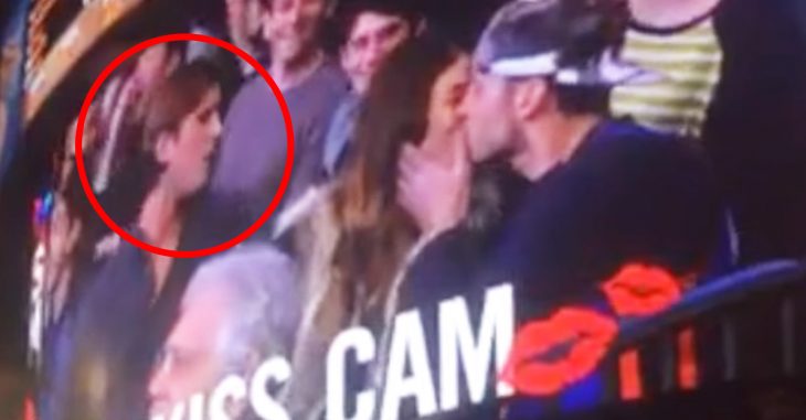 Mujer besa a otro hombre en la Kiss camara, después de que su novio la ignora