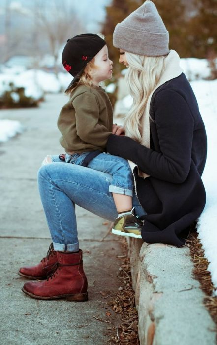 Mamá cargando a niño. 