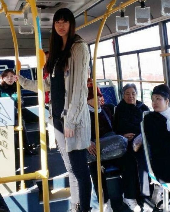 Mujer alta en un autobús. 