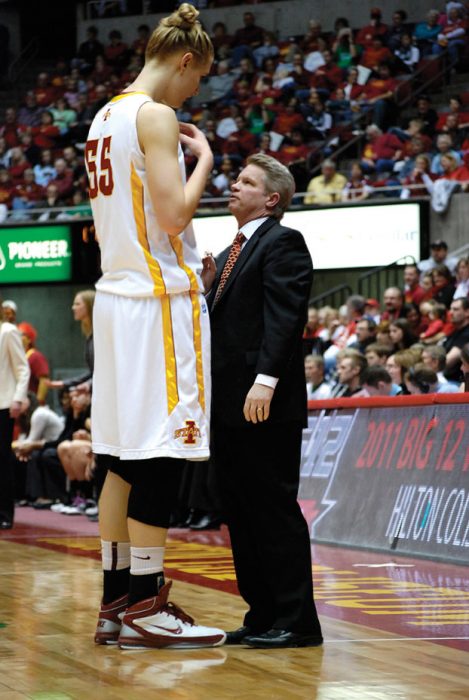 Jugadora de básquetbol y su coach. 