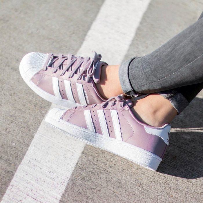 pies de mujer con tenis adidas superstar rosa