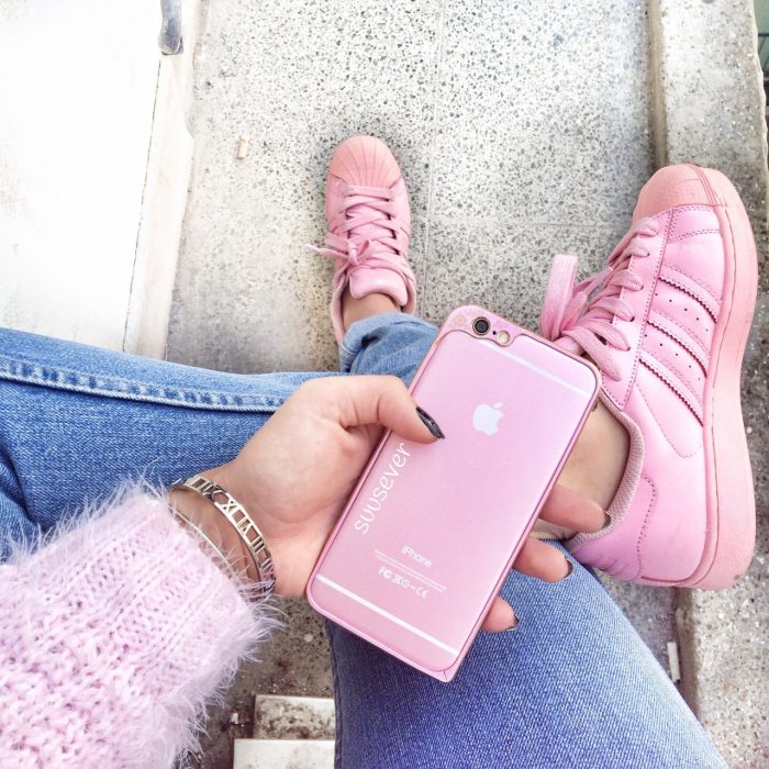 pies de mujer con tenis adidas superstar rosa