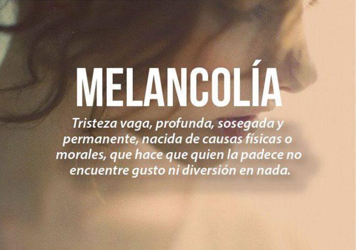 mujer cabello negro y labios rojos con frase 