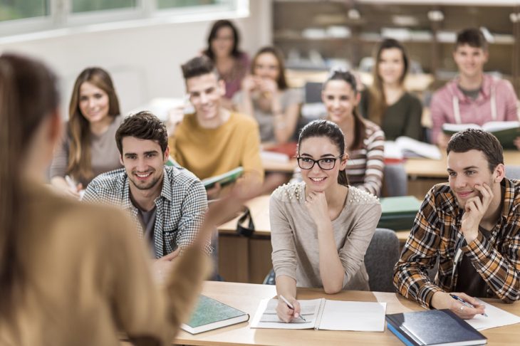 Grupo de alumnos en un salón de clase.