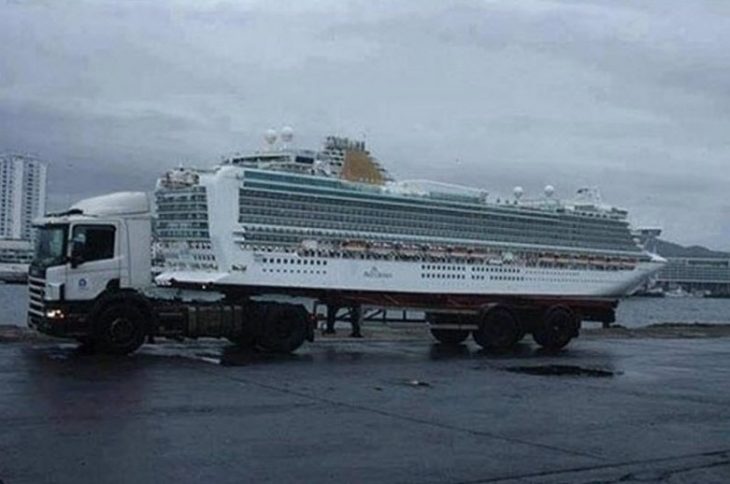 trailer pasando frente a un crucero 