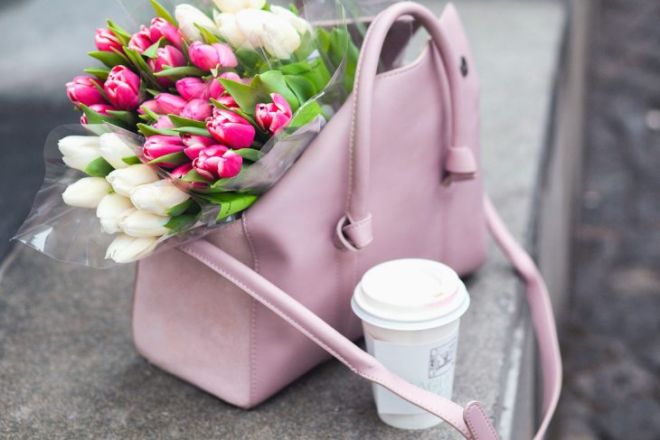 Bolsa con flores de regalo 