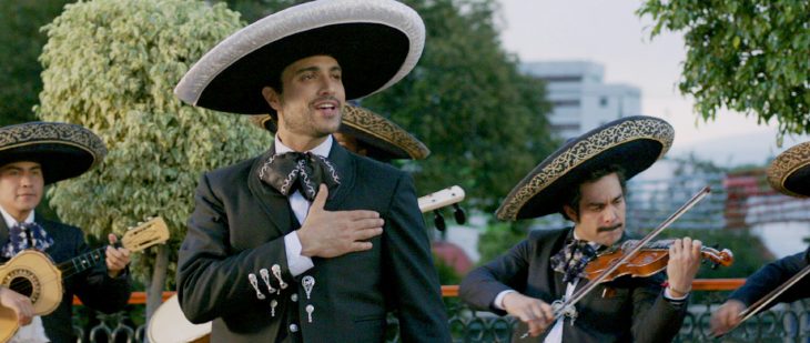 Chico llevando serenata con mariachi 