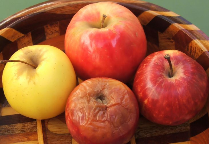 cuatro manzanas y una manzana podrida 