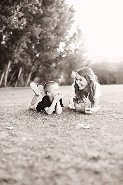 Mamá e hijo riendo. 