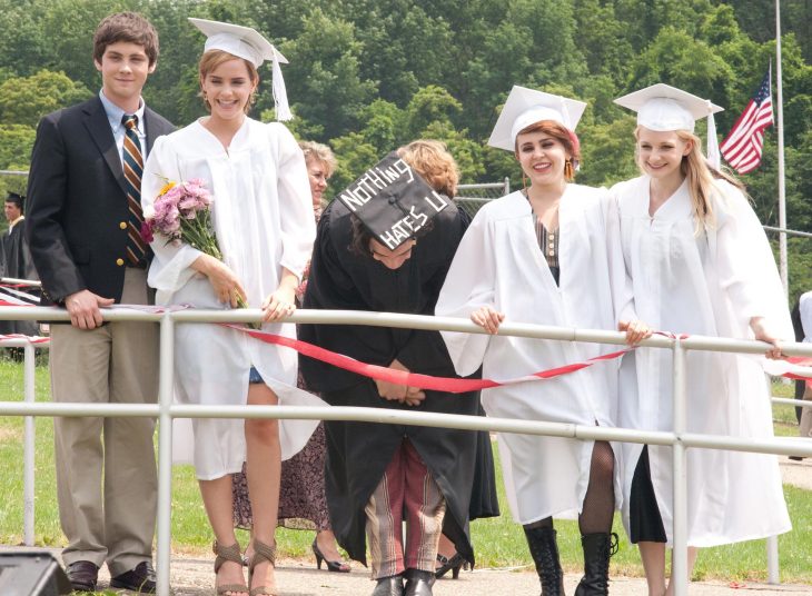 grupo de jovenes en su graduacion con toga y birrete 