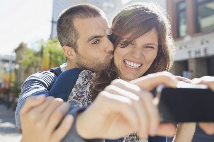 Pareja tomándose una selfie.