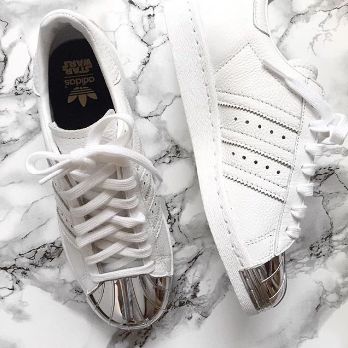 pies de mujer con tenis adidas superstar blanco