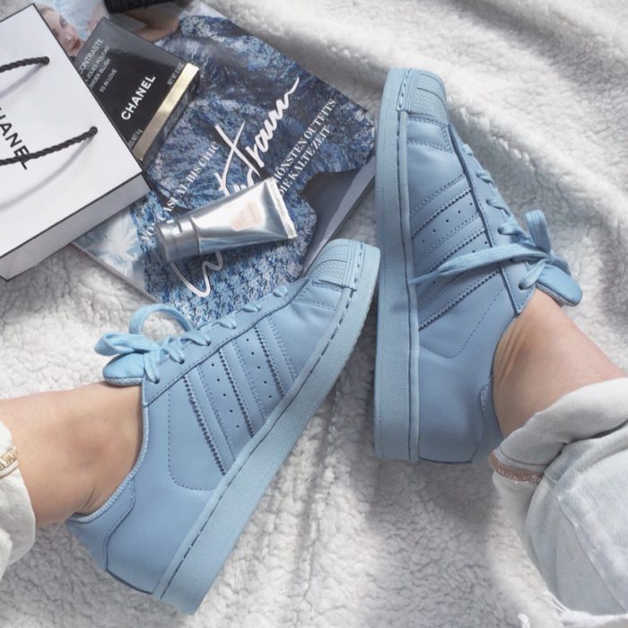 pies de mujer con tenis adidas superstar azul