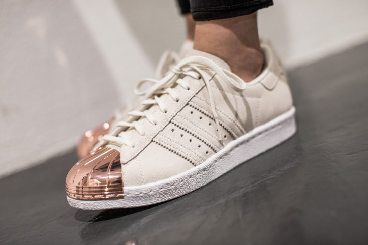 pies de mujer con tenis adidas superstar blanco y rosa 