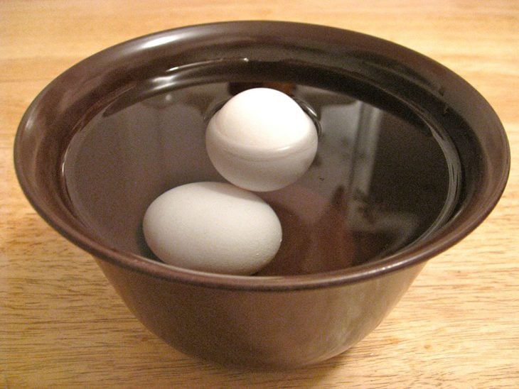 dos huevos blancos en tazón con agua 