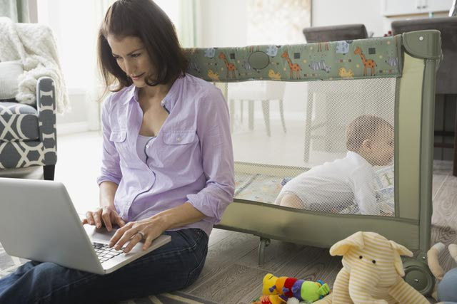 Mamá trabajando en la computadora. 