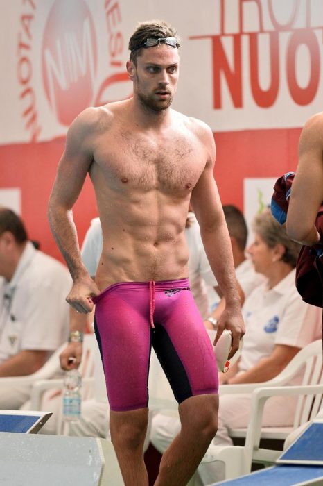 hombre musculoso atleta con traje de baño rosa 