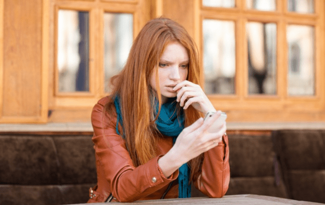 chica escribiendo mensaje de texto