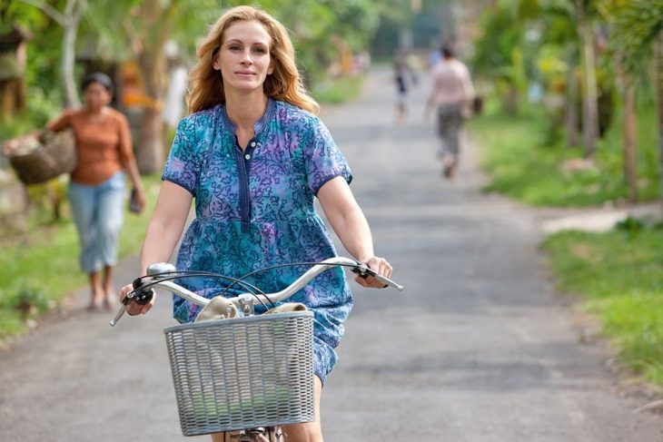 mujer paseando en bicicleta