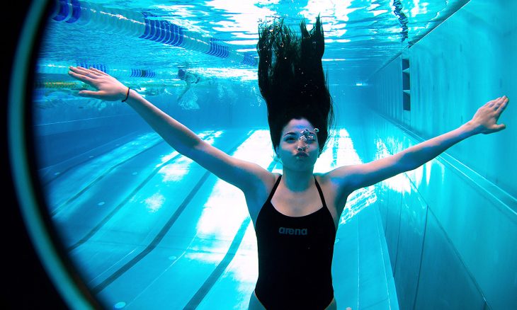 mujer de cabello largo dentro de piscina 