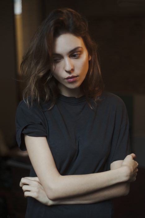 chica con cabello corto y brazos cruzados 