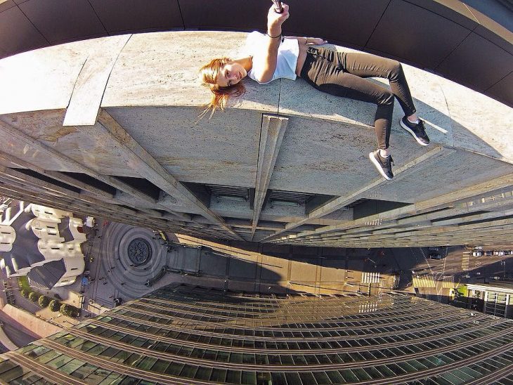 Tomando una selfie en un edificio muy alto. 