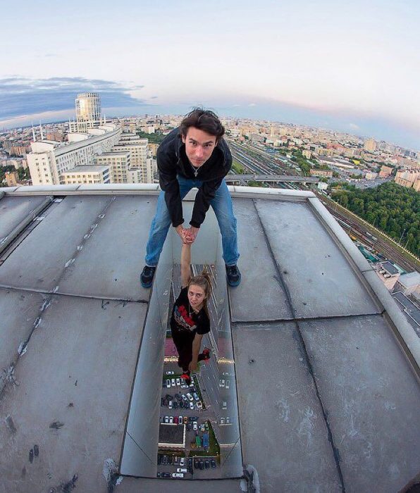 Foto de joven desafiando la gravedad. 