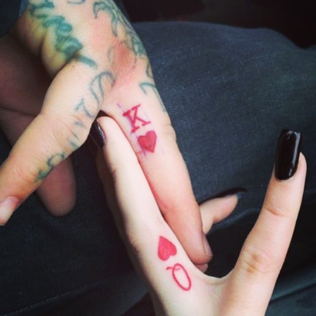 Tatuajes de naipes en los dedos. 