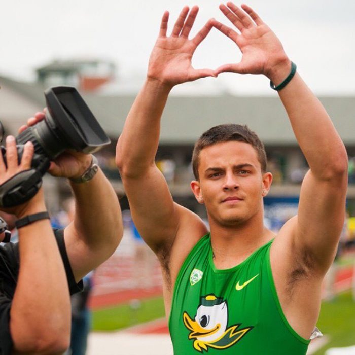 hombre atleta musculoso levanta las manos 