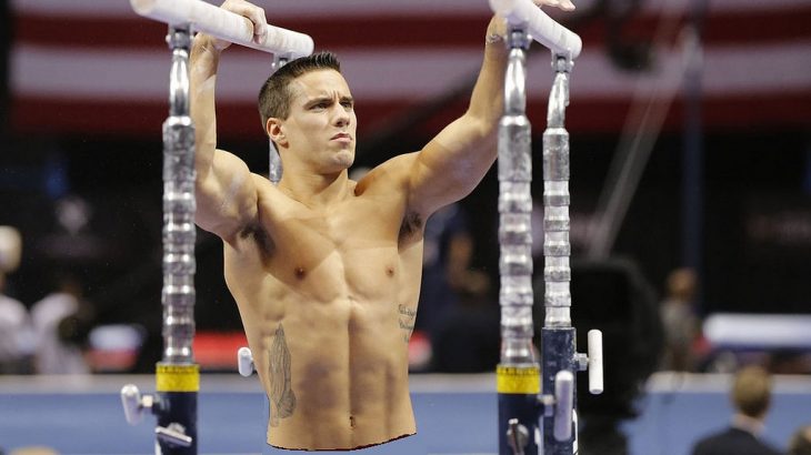 hombre atleta musculoso haciendo gimnasia 