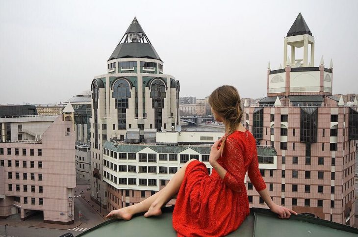 Foto en un edificio con un vestido rojo. 