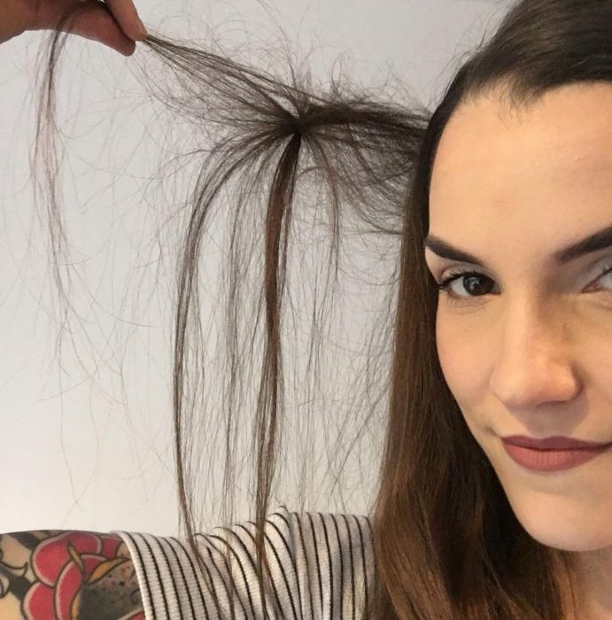 mujer blanca con cabello largo enmarañado 