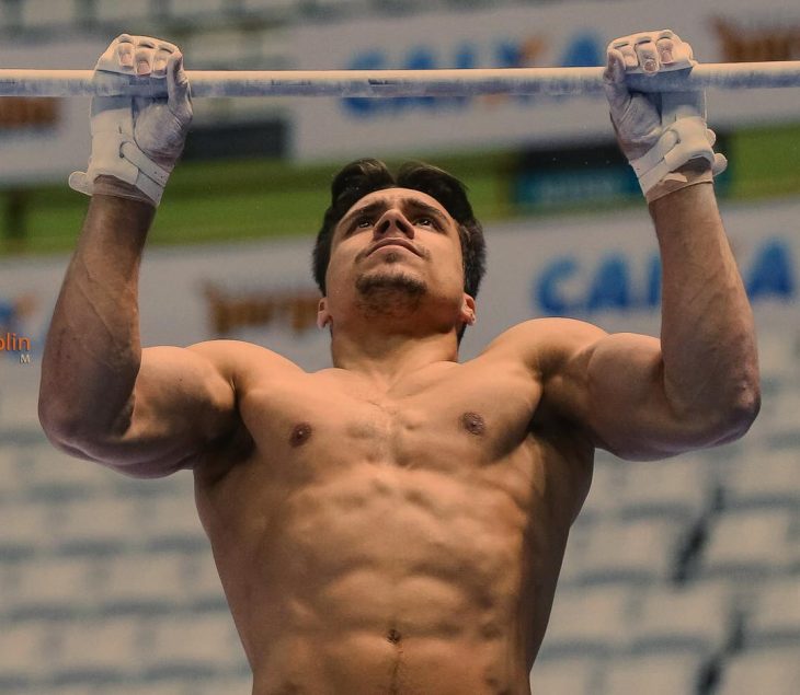 hombre musculoso haciendo gimnasia 