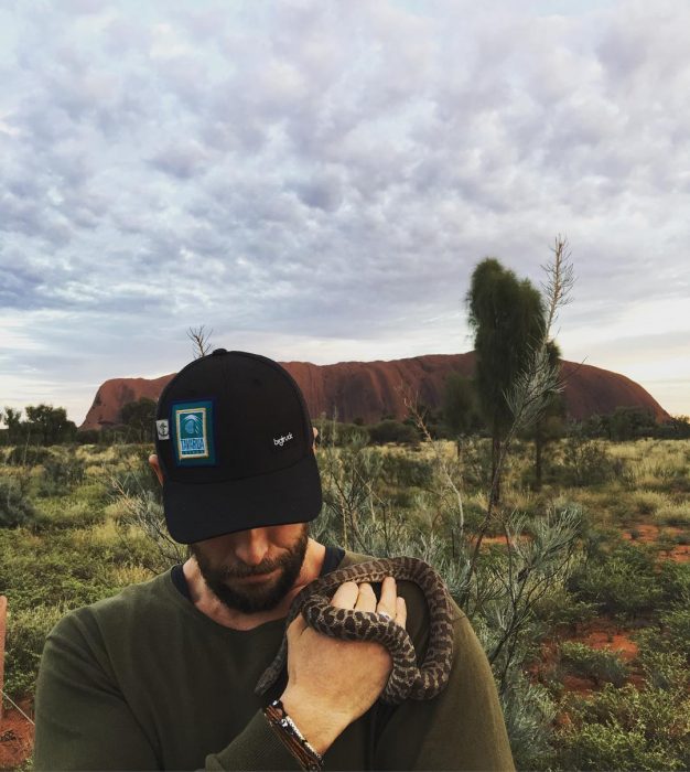 hombre rubio en desierto con una vibora 